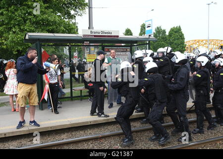 Gdansk, Polonia 21st, maggio 2016 scontri con la polizia durante l'anti-LGBT marzo in Gdansk. Il mese di marzo è stato organizzato da teppisti e di estrema destra attivisti da ONR e altre organizzazioni, contro di LGBT sostenitori rally nello stesso tempo in Gdansk. Alcuni partecipanti aggressivi sono stati arrestati dalla polizia Credito: Michal Fludra/Alamy Live News Foto Stock