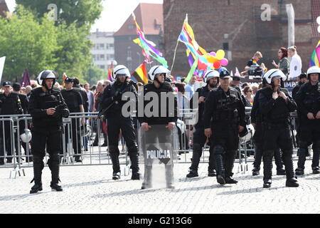 Gdansk, Polonia 21st, maggio 2016 persone prende parte alla LGBT sostenitori rally in Gdansk. I partecipanti ha chiesto il rispetto di diritti dei gay in Polonia. Credito: Michal Fludra/Alamy Live News Foto Stock