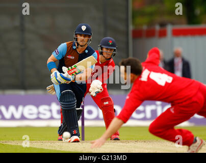 Old Trafford, Manchester, Regno Unito. 21 Maggio, 2016. Natwest T20 Blast. Lancashire Lightning versus Derbyshire falchi. Derbyshire Falchi Nuova Zelanda battitore Hamish Rutherford rigidi per il confine del passato le braccia tese di Lancashire Lightning bowler Stephen Parry come Derbyshire falchi crociera in un nove wicket win, fino a raggiungere il loro obiettivo di 132 in soli 14 overs. Credito: Azione Sport Plus/Alamy Live News Foto Stock