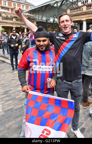 Il Covent Garden di Londra, Regno Unito. 21 maggio 2016. Il palazzo di cristallo ventole nel centro di Londra in vista del finale di FA Cup © Matthew Chattle Foto Stock