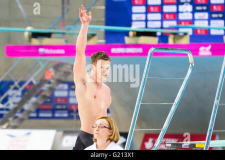 Aquatics Centre di Londra, UK, 21 maggio 2016. Unione Nuoto Campionati. Uomini 50m rana finale. Vincitore Adam onde torbosi ai suoi tifosi inglesi in mezzo alla folla. British preferito torbosi Adam vince la medaglia d'oro in 26.66, con seconda nuotatore britannico Ross Murdoch prendendo in bronzo in 27.31, mentre l'argento va allo sloveno Peter John Stevens in 27.09. Credito: Imageplotter News e sport/Alamy Live News Foto Stock