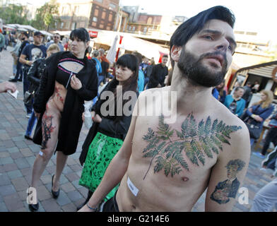 Kiev, Ucraina. 21 Maggio, 2016. I partecipanti di attendere per un tatuaggio concorrenza durante il Festival Internazionale del tatuaggio ''tatuaggio di raccolta 2016'' a Kiev, Ucraina, 21 maggio, 2016. Credito: Serg Glovny/ZUMA filo/Alamy Live News Foto Stock