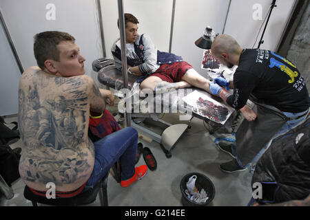 Kiev, Ucraina. 21 Maggio, 2016. Un visitatore ottenere tatuati, durante il Festival Internazionale del tatuaggio ''tatuaggio di raccolta 2016'' a Kiev, Ucraina, 21 maggio, 2016. Credito: Serg Glovny/ZUMA filo/Alamy Live News Foto Stock