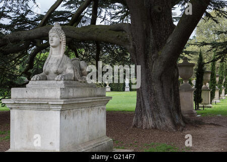 Londra, Regno Unito. 21 Maggio, 2016. Ieri e oggi i colpi di motivi di Chiswick House in West London 50 anni dopo i Beatles fatto la storia della musica pop con i loro video per 'Paperback Writer' e 'Rain' shot il 20 Maggio 1966: Credito a vista/fotografica Alamy Live News Foto Stock