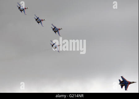 Kubinka, Russia. 21 Maggio, 2016. Federazione caccia Su-27 della Federazione Cavalieri aerobatic team eseguire durante un air show dedicato per il XXV anniversario di fondazione della Federazione dei Cavalieri e i rondoni Aerobatic Team in Kubinka, Russia, 21 maggio 2016. Credito: Pavel Bednyakov/Xinhua/Alamy Live News Foto Stock