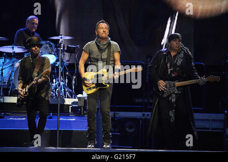 Madrid, Madrid, Spagna. 21 Maggio, 2016. Bruce Springsteen, Steve Van Zandt, Nils Lofgren esegue sul palco durante la 'Gita sul fiume 2016' a Santiago Bernabeu Stadium il 21 maggio 2016 a Madrid Credit: Jack Abuin/ZUMA filo/Alamy Live News Foto Stock