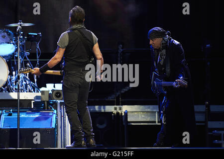 Madrid, Madrid, Spagna. 21 Maggio, 2016. Bruce Springsteen, Steve Van Zandt, Nils Lofgren esegue sul palco durante la 'Gita sul fiume 2016' a Santiago Bernabeu Stadium il 21 maggio 2016 a Madrid Credit: Jack Abuin/ZUMA filo/Alamy Live News Foto Stock