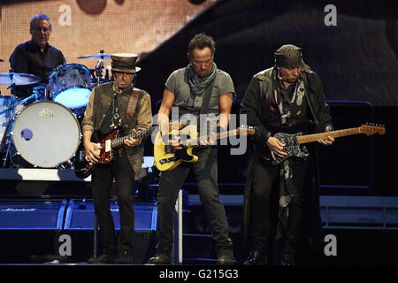 Madrid, Madrid, Spagna. 21 Maggio, 2016. Bruce Springsteen, Steve Van Zandt, Nils Lofgren esegue sul palco durante la 'Gita sul fiume 2016' a Santiago Bernabeu Stadium il 21 maggio 2016 a Madrid Credit: Jack Abuin/ZUMA filo/Alamy Live News Foto Stock