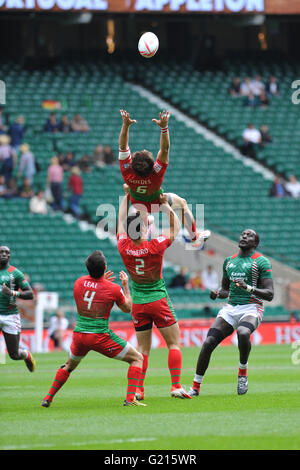 Londra, Regno Unito. 21 Maggio, 2016. Nuno Guedes (POR) essendo sollevata da Vasco Ribeiro (POR) per prendere la palla dopo il kick off in Kenya V Portogallo piscina corrispondono, HSBC World Rugby Sevens serie, Twickenham Stadium di Londra, Regno Unito. Il Kenya è andato a vincere la partita 22-17 assicurare loro un posto nel knock out finali. Credito: Michael Preston/Alamy Live News Foto Stock