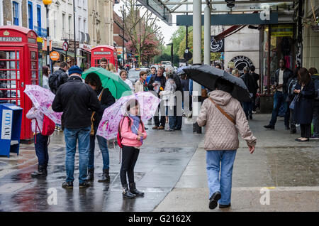 Queensway, Londra, Regno Unito. 21 Maggio, 2016. Meteo REGNO UNITO: Passaggio di docce a Londra causa di persone per portare fuori gli ombrelli. Matteo Ashmore/Alamy Live News Foto Stock