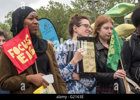 Londra, Regno Unito. 21 Maggio, 2016. La messa a fuoco E15 attivisti di alloggiamento a Stratford, Londra rally e marzo a Stratford durante la salute mentale settimana di sensibilizzazione contro il Newham politica del consiglio di pulizia sociale. Dicono che nonostante l enorme edificio gli sviluppi nel settore e qualche consiglio estates svuotato degli inquilini, Newham è causa di problemi di salute mentale per persone vulnerabili attraverso gli sfratti e tirocini con insicuro di usufrutto e lontano dalle famiglie, amici e i sistemi di supporto in città e paesi di tutto il Regno Unito. Peter Marshall / Alamy Live News Foto Stock