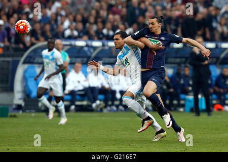 Parigi. 21 Maggio, 2016. Paris Saint-Germain di Zlatan Ibrahimovic (R)vies la sfera durante la Coppa francese finale di partita di calcio tra la maschera di Marsiglia (OM) e Parigi Saint-Germain (PSG) il 21 maggio 2016 allo Stade de France di Parigi capitale della Francia. Paris Saint-Germain rivendicato il titolo con 4-2. © Theo Duval/Xinhua/Alamy Live News Foto Stock