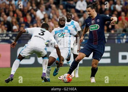 Parigi. 21 Maggio, 2016. Paris Saint-Germain di Zlatan Ibrahimovic (R)vies la sfera durante la Coppa francese finale di partita di calcio tra la maschera di Marsiglia (OM) e Parigi Saint-Germain (PSG) il 21 maggio 2016 allo Stade de France di Parigi capitale della Francia. Paris Saint-Germain rivendicato il titolo con 4-2. © Theo Duval/Xinhua/Alamy Live News Foto Stock