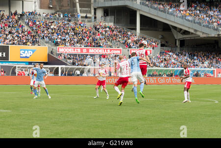 New York, Stati Uniti d'America. 21 Maggio, 2016. Sacha Kljestan (16) difende in MLS gioco NYC FC contro Red Bulls allo Yankee Stadium Credito: lev radin/Alamy Live News Foto Stock