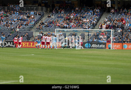 New York, Stati Uniti d'America. 21 Maggio, 2016. Gedeone Baah (3) punteggi settimo obiettivo in MLS gioco NYC FC contro Red Bulls allo Yankee Stadium. Red Bulls ha vinto 7-0 Credito: lev radin/Alamy Live News Foto Stock