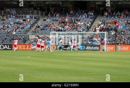 New York, Stati Uniti d'America. 21 Maggio, 2016. Gedeone Baah (3) punteggi settimo obiettivo in MLS gioco NYC FC contro Red Bulls allo Yankee Stadium. Red Bulls ha vinto 7-0 Credito: lev radin/Alamy Live News Foto Stock