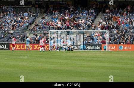 New York, Stati Uniti d'America. 21 Maggio, 2016. Gedeone Baah (3) punteggi settimo obiettivo in MLS gioco NYC FC contro Red Bulls allo Yankee Stadium Credito: lev radin/Alamy Live News Foto Stock