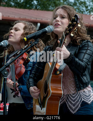 Surrey, Canada. 21 Maggio, 2016. Le ragazze di eseguire musica paese durante il Rodeo Cloverdale nel Surrey, Canada, 21 maggio 2016. Più di 95 i cowboys e cowgirls giocato la loro abilità di equitazione al settantesimo Cloverdale Rodeo nel Surrey, Canada. Cloverdale Rodeo è uno dei più grandi e più lunga di rodeo evento in Nord America. © Andrew Soong/Xinhua/Alamy Live News Foto Stock