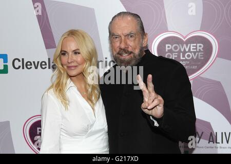 Las Vegas, NV, Stati Uniti d'America. 21 Maggio, 2016. Eloise Broady, Giovanni Paolo DeJoria presso gli arrivi per mantenere viva questa memoria xx potenza annuale di amore Gala, MGM Grand Garden Arena di Las Vegas, NV il 21 maggio 2016. Credito: James Atoa/Everett raccolta/Alamy Live News Foto Stock