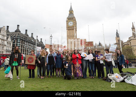 Londra. Regno Unito. 21 maggio 2016. I dimostranti protestano a pressione il Cancelliere, George Osborne nella soppressione del tampone "imposta". I manifestanti hanno battuto fuori del Parlamento prima di marciare a Downing Street. L'Unione europea (UE) ha fatto una deroga per il Regno Unito per rimuovere l'IVA dai prodotti sanitari. Credito: Vickie Flores/Alamy Live News Foto Stock