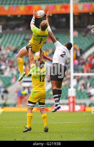 Londra, Regno Unito. 21 Maggio, 2016. Henry Hutchison (AUS) viene sollevato dal compagno di squadra Patrick McCutcheon per prendere la palla dopo un kick off durante l'Australia V Fiji piscina corrispondono, HSBC World Rugby Sevens serie, Twickenham Stadium di Londra, Regno Unito. Il lettore delle Fiji tentando di intercettare è Apisai Domolailai. Isole Figi è andato a vincere la partita 26-0. Credito: Michael Preston/Alamy Live News Foto Stock