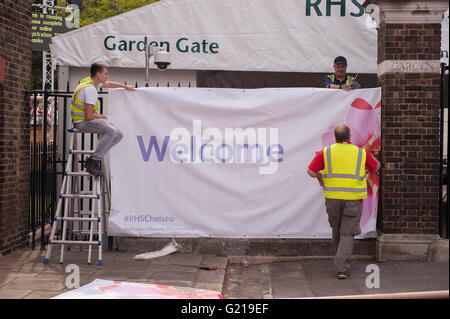 A Chelsea, Londra UK. Il 22 maggio 2016. Ultimi preparativi per la famosa in tutto il mondo il Chelsea Flower Show - ingresso il banner di benvenuto è sollevata. Credito: Malcolm Park editoriale/Alamy Live News. Foto Stock