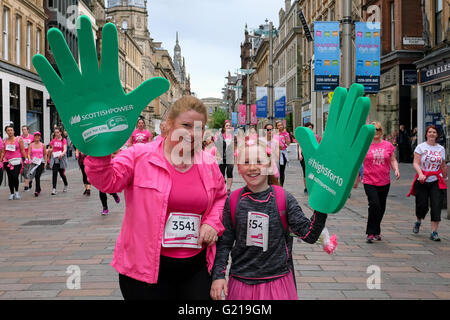 Glasgow, Scotland, Regno Unito. 22 Maggio, 2016. Più di 8000 corridori hanno preso parte in una carità fun run attraverso il centro della città di Glasgow. Le guide di scorrimento, molti in costume di fantasia, allietati da gli astanti, erano in esecuzione la mini maratona per raccogliere fondi per la Ricerca sul Cancro di beneficenza Credito: Findlay/Alamy Live News Foto Stock