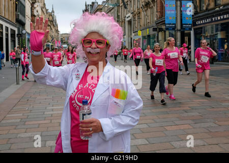 Glasgow, Scotland, Regno Unito. 22 Maggio, 2016. Più di 8000 corridori hanno preso parte in una carità fun run attraverso il centro della città di Glasgow. Le guide di scorrimento, molti in costume di fantasia, allietati da gli astanti, erano in esecuzione la mini maratona per raccogliere fondi per la Ricerca sul Cancro di beneficenza Credito: Findlay/Alamy Live News Foto Stock