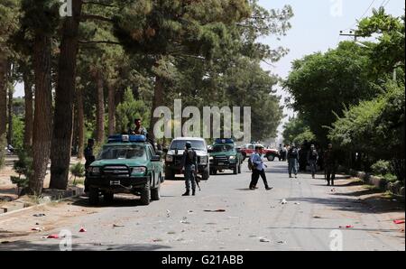 Herat, Afghanistan. 22 Maggio, 2016. Afghan membri delle forze di sicurezza controllare presso il sito di esplosione nella provincia di Herat, western Afghanistan, 22 maggio 2016. Almeno un civile è stato ucciso e altri 7 feriti come tre razzi lanciati da parte di militanti sbattuto nell'Afghanistan occidentale della città di Herat domenica, la polizia ha detto. Credito: Nasim Seyamak/Xinhua/Alamy Live News Foto Stock