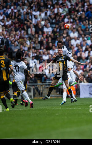 Londra, Regno Unito. 22 Maggio, 2016. FA Vase finale - Città di Hereford v Northampton Town - Chris Swailes di Morpeth Town battaglie per il credito a sfera: Samuel Bay/Alamy Live News Foto Stock