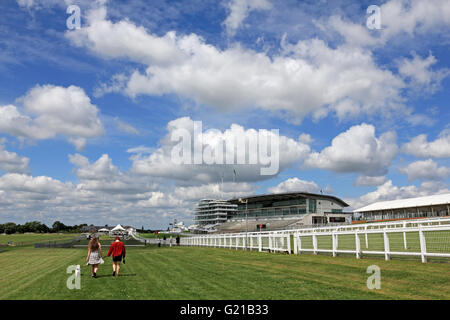 Epsom Downs, Surrey, Inghilterra, Regno Unito. Il 22 maggio 2016. Un bel giorno per passeggiate con il cane accanto al Grandstand presso la Epsom Downs, Surrey. Credito: Julia Gavin UK/Alamy Live News Foto Stock