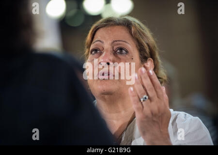 Il Cairo, Egitto. 22 Maggio, 2016. Una donna che piange con dolore durante una messa per le vittime del crash aereo EgyptAir a Al-Boutrossiya Chiesa, la principale cattedrale copta complesso, al Cairo, Egitto, 22 maggio 2016. I parenti e gli amici hanno pregato per le vittime del crash volo EgyptAir MS804 piano in chiesa la domenica. Il Presidente egiziano Abdel-Fattah al-Sisi detto Domenica che nessuna assunzione è certo perché l'Egyptair aereo si schianta su Mediterraneo la scorsa settimana. Credito: Meng Tao/Xinhua/Alamy Live News Foto Stock