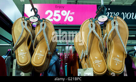 Supermercato Sainsbury gigante di lanciare le loro ultime tu abiti in vendita in-store e online. © Dinendra Haria/Alamy Live News Foto Stock