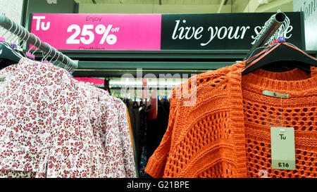 Supermercato Sainsbury gigante di lanciare le loro ultime tu abiti in vendita in-store e online. © Dinendra Haria/Alamy Live News Foto Stock