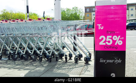 Supermercato Sainsbury gigante di lanciare le loro ultime tu abiti in vendita in-store e online. © Dinendra Haria/Alamy Live News Foto Stock