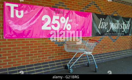 Supermercato Sainsbury gigante di lanciare le loro ultime tu abiti in vendita in-store e online. © Dinendra Haria/Alamy Live News Foto Stock