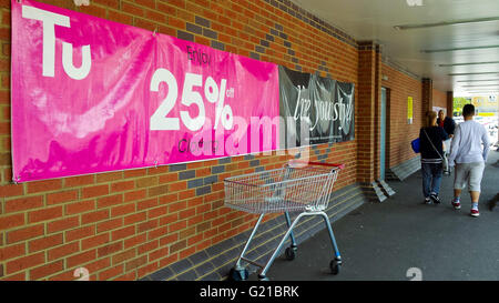 Supermercato Sainsbury gigante di lanciare le loro ultime tu abiti in vendita in-store e online. © Dinendra Haria/Alamy Live News Foto Stock