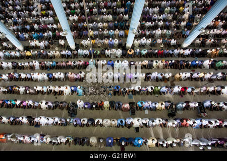 Dacca, Dhaka, Bangladesh. 22 Maggio, 2016. I musulmani pregano durante una speciale preghiera presso la Moschea nazionale del Bangladesh per contrassegnare FUSC-e-barat o 'Notte del perdono" a Dhaka, nel Bangladesh. I musulmani contrassegnare la notte del FUSC-e-barat, uno del santissimo notti in calendario islamico. Essi ritengono anche che tutti i peccati saranno perdonati da pregare Allah per tutta la notte. Credito: K M Asad/ZUMA filo/Alamy Live News Foto Stock