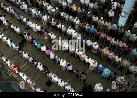 Dacca, Dhaka, Bangladesh. 22 Maggio, 2016. I musulmani pregano durante una speciale preghiera presso la Moschea nazionale del Bangladesh per contrassegnare FUSC-e-barat o 'Notte del perdono" a Dhaka, nel Bangladesh. I musulmani contrassegnare la notte del FUSC-e-barat, uno del santissimo notti in calendario islamico. Essi ritengono anche che tutti i peccati saranno perdonati da pregare Allah per tutta la notte. Credito: K M Asad/ZUMA filo/Alamy Live News Foto Stock