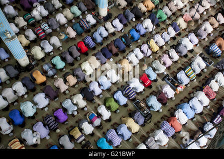 Dacca, Dhaka, Bangladesh. 22 Maggio, 2016. I musulmani pregano durante una speciale preghiera presso la Moschea nazionale del Bangladesh per contrassegnare FUSC-e-barat o 'Notte del perdono" a Dhaka, nel Bangladesh. I musulmani contrassegnare la notte del FUSC-e-barat, uno del santissimo notti in calendario islamico. Essi ritengono anche che tutti i peccati saranno perdonati da pregare Allah per tutta la notte. Credito: K M Asad/ZUMA filo/Alamy Live News Foto Stock