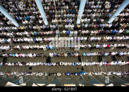 Dacca, Dhaka, Bangladesh. 22 Maggio, 2016. I musulmani pregano durante una speciale preghiera presso la Moschea nazionale del Bangladesh per contrassegnare FUSC-e-barat o 'Notte del perdono" a Dhaka, nel Bangladesh. I musulmani contrassegnare la notte del FUSC-e-barat, uno del santissimo notti in calendario islamico. Essi ritengono anche che tutti i peccati saranno perdonati da pregare Allah per tutta la notte. Credito: K M Asad/ZUMA filo/Alamy Live News Foto Stock