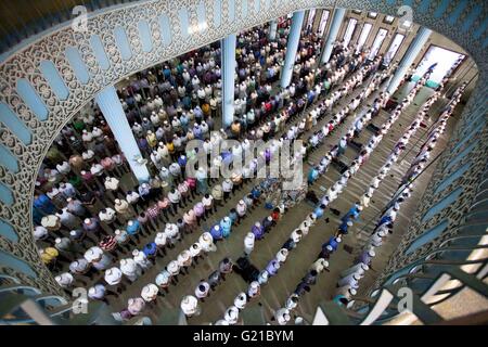 Dacca, Dhaka, Bangladesh. 22 Maggio, 2016. I musulmani pregano durante una speciale preghiera presso la Moschea nazionale del Bangladesh per contrassegnare FUSC-e-barat o 'Notte del perdono" a Dhaka, nel Bangladesh. I musulmani contrassegnare la notte del FUSC-e-barat, uno del santissimo notti in calendario islamico. Essi ritengono anche che tutti i peccati saranno perdonati da pregare Allah per tutta la notte. Credito: K M Asad/ZUMA filo/Alamy Live News Foto Stock