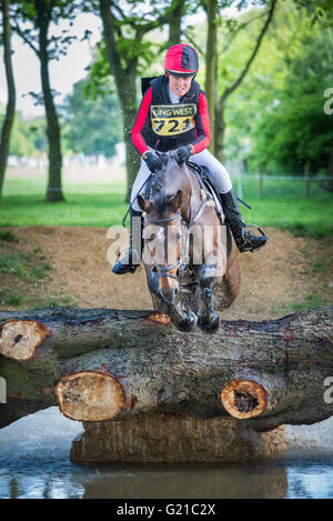Rockingham, Corby, Regno Unito. 22 Maggio, 2016. Loretta Joynson su PSH male salta il log in acqua durante il cross country evento della International Horse Trials a Rockingham, Corby, Inghilterra, domenica 22 maggio 2016. Credito: miscellanea/Alamy Live News Foto Stock