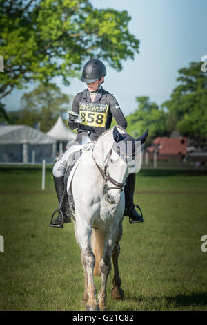 Rockingham, Corby, Regno Unito. 22 Maggio, 2016. Una rapida occhiata al momento del check-list di Caroline Powell su Stellor Seaurchin (di proprietà di Richard Ames) durante il dressage warm up presso la International Horse Trials a Rockingham, Corby, Inghilterra, domenica 22 maggio 2016. Credito: miscellanea/Alamy Live News Foto Stock