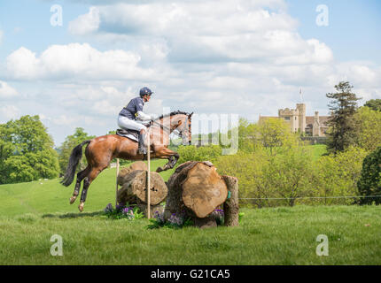 Rockingham, Corby, Regno Unito. 22 Maggio, 2016. Con il Castello di Rockingham in background, William Fox-Pitt su Park Lane cavallo salta il registro ostacolo durante il cross country evento della International Horse Trials a Rockingham, Corby, Inghilterra, domenica 22 maggio 2016. Credito: miscellanea/Alamy Live News Foto Stock
