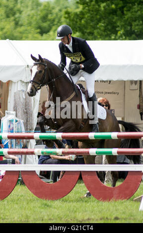 Corby, Regno Unito. 22 Maggio, 2016. Il Castello di Rockingham International Horse Trials 22 Maggio 2016: tre giorni di manifestazione leggenda Mark Todd prelevati quattro problemi sul cavallo stadio di salto. Credito: Clifford Norton/Alamy Live News Foto Stock