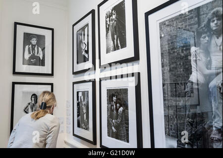 Londra, Regno Unito. 22 maggio 2016. Un visitatore visualizza le opere di e da Robert Mapplethorpe. Il giorno finale della foto Londra, quattro giorni di fiera di fotografia, avviene a Somerset House. Grandi numeri di fotografia collezionisti e appassionati di visita per vedere le opere di fotografi di fama internazionale presentato da 85 gallerie. Credito: Stephen Chung/Alamy Live News Foto Stock