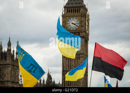 Londra, Regno Unito. 22 Maggio, 2016. Vyshyvanka ucraino Marcia Annuale per la pace attraverso il centro di Londra Credito: Guy Corbishley/Alamy Live News Foto Stock