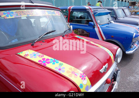 Brighton, Regno Unito. 22 Maggio, 2016. Vintage minis sul display Madeira Drive, Brighton dopo il completamento del 2016 London-Brighton Mini run. Foto Stock
