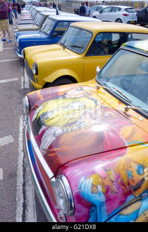 Brighton, Regno Unito. 22 Maggio, 2016. Vintage minis sul display Madeira Drive, Brighton dopo il completamento del 2016 London-Brighton Mini run. Foto Stock